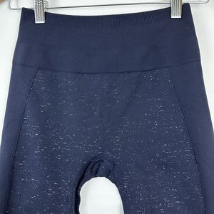 Lululemon Athletica Free To Flow Crop 17‎ Inch Inseam Navy And White Size 6